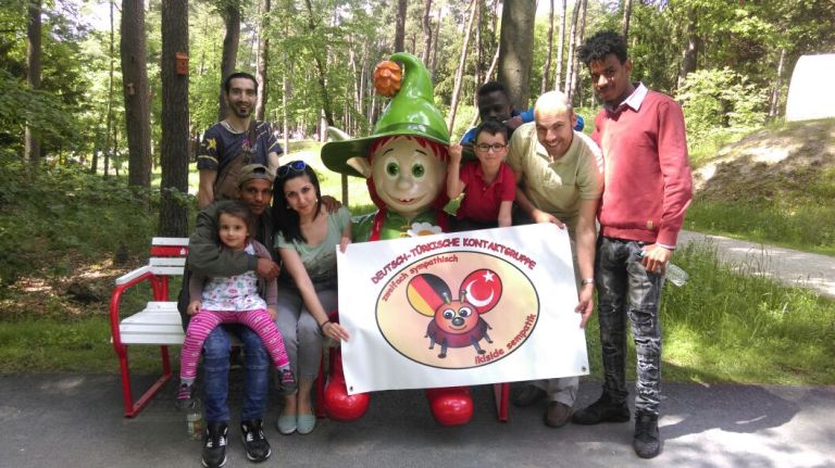 Gruppenfoto vom im Park der Landesgartenschau in Bad Lippspringe neben dem Maskottchen.
