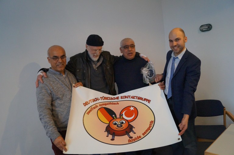 Der Vorstand und die Ehrenmitglieder präsentieren das DTKG-Logo.